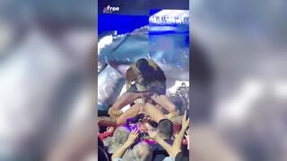 Diễn thời trang gì mak đè nhau địt trên sân khấu z :>>