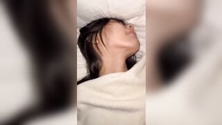 “Đi cho anh họ địt một tí đi, không sợ có bầu đâu” địt một tí mà xuất trắng cái lồn 2