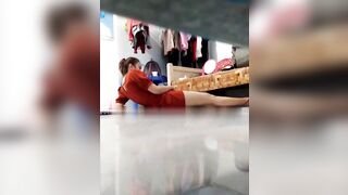 Chốn dưới tủ nhìn chị họ thủ dâm
