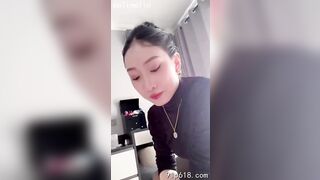 Khi một cô gái trẻ giàu có gặp một người mẫu nam, ai thực sự đang quan hệ với ai?