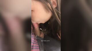 Cho em gệ xinh lén lút bú cu ở nhà vệ sinh công cộng