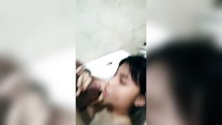 Quá bạo sang nhà thằng bạn chơi bắt ghệ nó khỏa thân bú cu địt ngay sau lưng nó lun