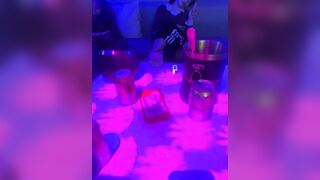 Vào karaoke livetream gạ đụ tập thể các em nhân viên xinh dâm trg quán #1