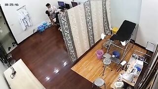 Ba là bác sĩ đụ luôn bệnh nhân tại phòng khám