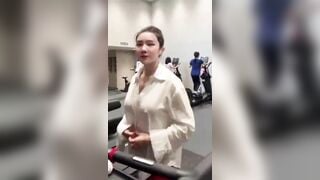Đi tập gym nhìn trai nứng quá em show hàng luôn