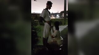 Dắt em họ đi học về mà tới chỗ vắng lại bắt bú buồi