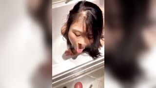 Bắt chị họ há miệng đái vô khi chị đi tắm