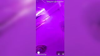 Vào phòng em vạch vú cho anh xem