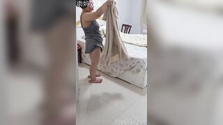 Núp lùm xem Gì thay đồ, cháu họ vào móc lồn