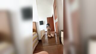 Loli show hàng thủ dâm trước gương