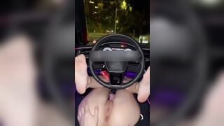 Vừa lái xe vừa bắt nhỏ bạn thân đưa lồn cho nghịch