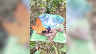 Sao dượng dắt vợ con ra ngoài này làm gì