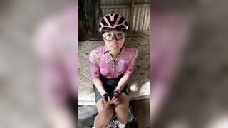 Gạ đứa bạn đi đạp xe xong gạ vô nhà hoang địt xuất trog luôn
