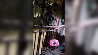 Em học sinh sục cu cho người lạ trước cổng nhà