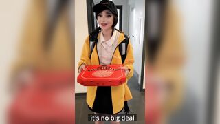 Giao hàng thủ dâm bắn nước lồn đầy đồ ăn của khách , cho khách sờ lồn phụt nước