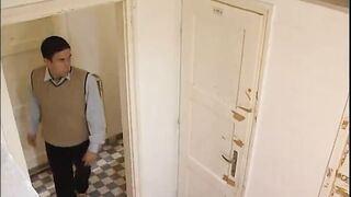 Loạn luân đi đái bắt gặp chị họ đang thủ dâm và cái kết giúp nhau sướng