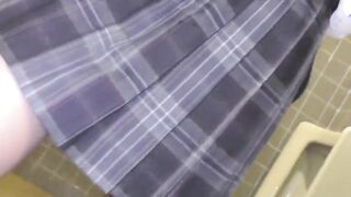 "A điên à - ai lại địt ở nvs trường bao giờ"