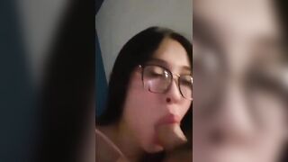 Gái kính cận thường rất dâm bú cu ngậm cặc không buông