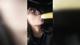 Em sinh viên mới lớn dâm học cách bú cu bằng chuối dâm đãng