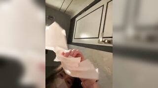 Dâm nữ bím múp vú tròn đg live móc lồn ở nhà mà ít view quá nên chạy ra ngoài ún cf=)