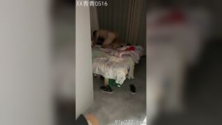 Dẫn sếp về nhà nhậu xg sếp dẫn luôn vợ mình vào phòng đụ còn mình lén đứng ngoài xem