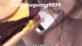 Món ăn yêu thích của dâm nữ đó là hamburger kẹp cu to trai trẻ nhiều tinh
