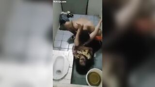 Hơi say tí em gái 17 tuổi bị anh họ đè đụ trong toilet cố phản kháng vẫn bị đụ.