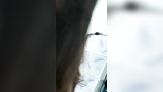 Em họ thay đồ trước mặt mà nó không cho quay