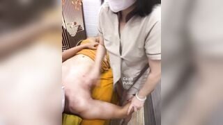 Thanh niên nứng cặc đi massa đè cả em nhân viên ra địt
