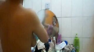 Quay lén con nhỏ bạn khi đến nhà chơi