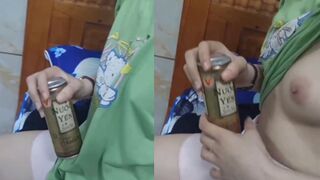 Rủ Con Bạn Thân Nứng Lồn Vô Nhà Nghỉ Chịch Bằng Lon Nước Yến