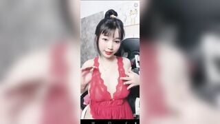 Idol tiktok Như Ý vú bự ở Bến Tre nay cũng chuyển sang live app luôn rồi