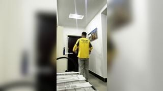 Dâm nữ xinh đẹp khỏa thân ra nhận hàng gạ a shipper vào địt mà lại bị a từ chối:)