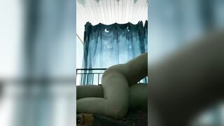 Hồi hộp lên gác địt nhỏ bạn thân khi vợ đang ỏ dưới
