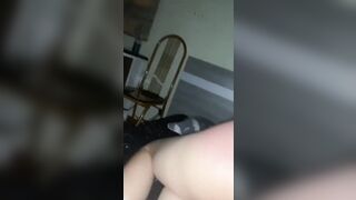 Con không nghe lời nên dượng đánh đỏ hết đít
