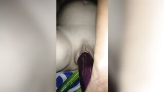 [Hot] Bà dì 53 tuổi Bị cháu trai cầm quả cà tím đâm nát lồn