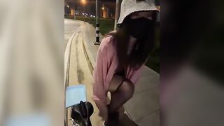 Chạy xe đạp cởi quần áo