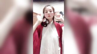 Lén đặt cam sau gương soi vú với lồn của khách