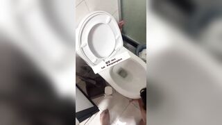 Dắt con chó slave đi dạo r bắt liếm sạch nước tiểu của chủ nhân bắn lên bồn cầu