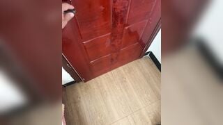 Gạ gẫm chị giúp việc cho tiền để được bóp vú sờ lồn dâm đãng kích thích