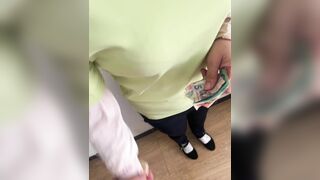 Gạ gẫm chị giúp việc cho tiền để được bóp vú sờ lồn dâm đãng kích thích