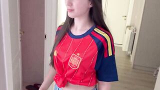 Con chị đang coi đá bóng mà cứ đòi cowgirl xuất trong