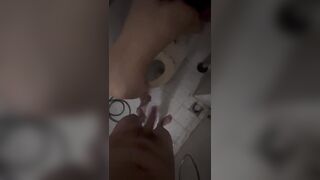 Nữa đêm trốn bố mẹ lôi em họ vào nhà tắm doggy