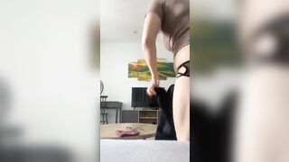 Chị gái U49, thay quần áo khoe lồn với zai trẻ