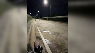 Ra đường thủ dâm trong đêm lồn bắn nước cực phê