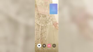 Anh thư vào tolet móc lồn cho ny xem