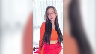 Đằng sau lớp váy là mông to vú to nhưng thiếu cu đụ