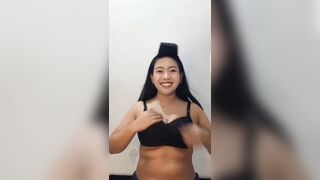 Gái xinh vú to khủng khoe hàng trên live