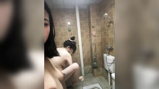 Hai em rau chubby vú to lồn múp tắm trên live cho trai xem dâm đãng 26/10/26