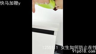 Nhét sextoy khủng độc lạ vào lồn rộng rồi em gái public cho kích thích